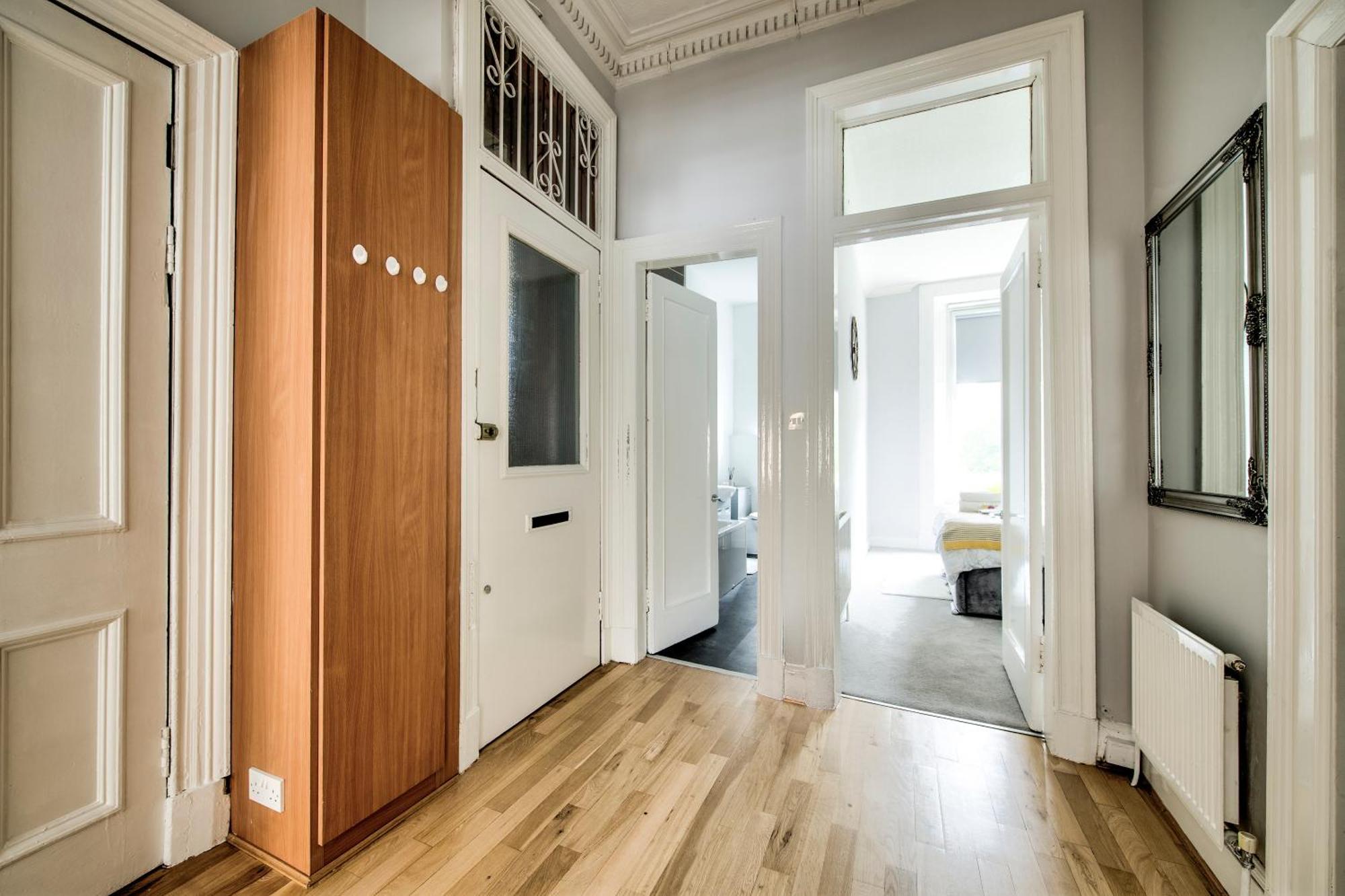 Two Bed Stylish Apartment In Heart Of West End — Photos 3