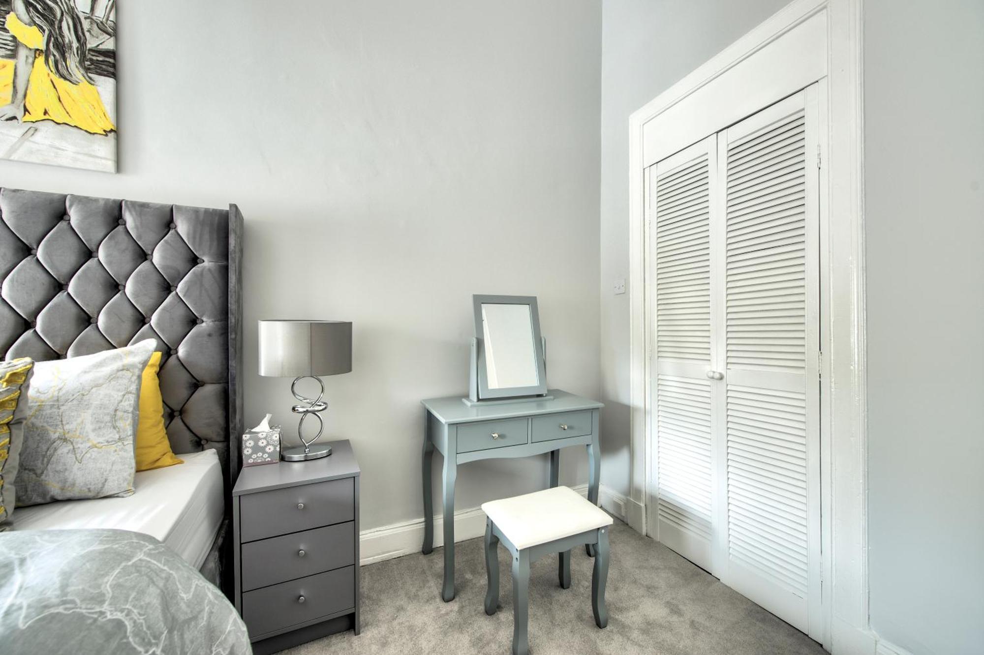 Two Bed Stylish Apartment In Heart Of West End — Photos 2